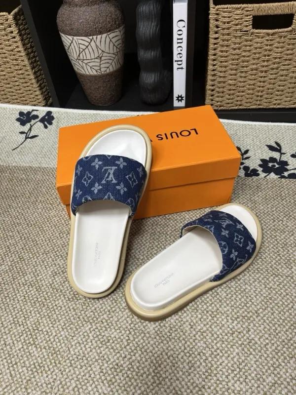 P320💰[New model] Long-term availability, 2025 new model, couple model [LOUlS VUlTTON] comes with drawer box, bag, card, invoice "Louis Vuitton ~ unique modern sandals. 》LV counter purchasing 🏃Men's and women's casual slippers, sold at the same time at the counter, the original old flower material upper is soft and comfortable, (refuses to discolor and rub the feet) sole: original factory special combination original sole, code number: 35--46 4 multiple colors 🉑️ to choose from